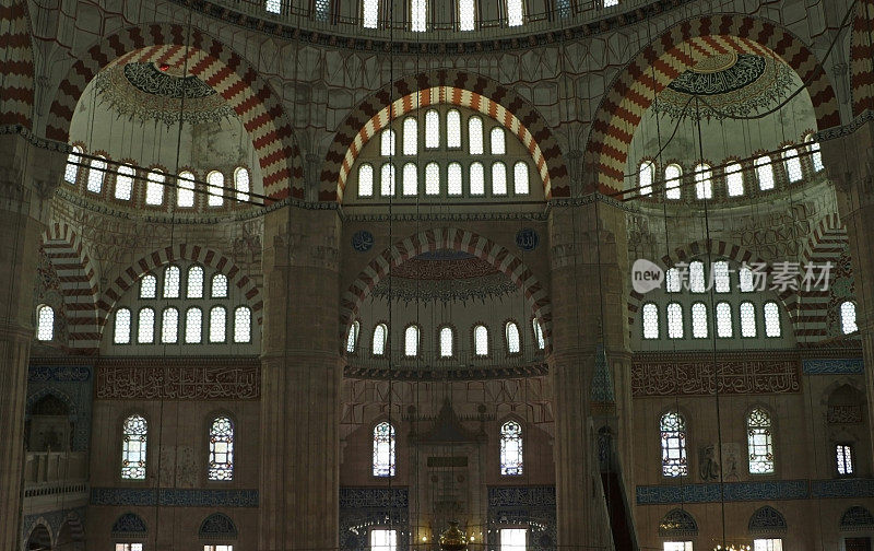 Edirne Selimiye清真寺天花板，圆柱，圆顶和墙壁细节，穹顶上有阿拉伯文字